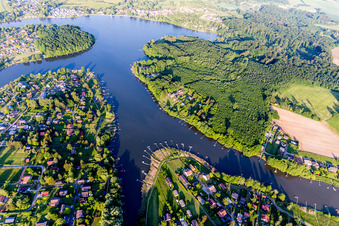 Vue aérienne de Zones forestières au bord du lac d'Étang de Hirbach avec quais de pêche à Holving dans le département Moselle, France