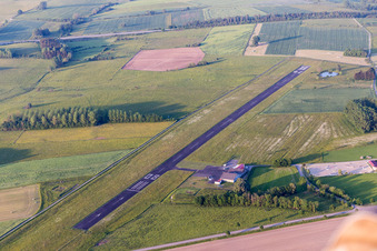 Vue aérienne de Aéroport à Sarre-Union dans le département Bas Rhin, France
