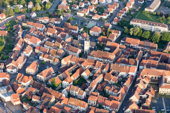 Vue aérienne de Vue des rues et des maisons dans les quartiers résidentiels à Sarre-Union dans le département Bas Rhin, France