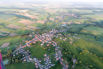Vue aérienne de Vœllerdingen dans le département Bas Rhin, France