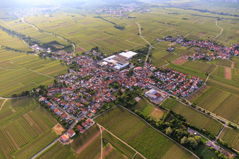 Vue aérienne de Vue d'ensemble du village depuis le sud-est à Böchingen dans le département Rhénanie-Palatinat, Allemagne