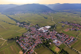 Vue aérienne de Vue d'ensemble du village depuis le sud-est à Böchingen dans le département Rhénanie-Palatinat, Allemagne