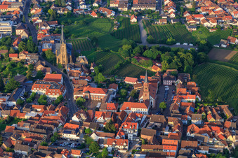 Vue aérienne de Deux églises et des vignobles dans le village à Edenkoben dans le département Rhénanie-Palatinat, Allemagne