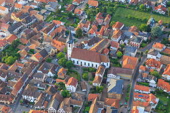 Vue aérienne de Église catholique « Saint-Côme-et-Damien » à Maikammer dans le département Rhénanie-Palatinat, Allemagne