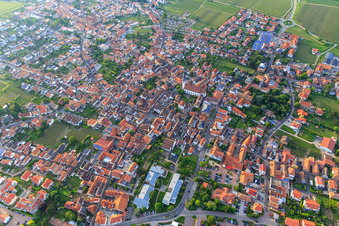 Vue aérienne de Vue d'ensemble de la ville depuis le sud à Maikammer dans le département Rhénanie-Palatinat, Allemagne