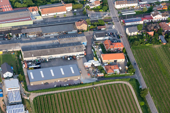Vue aérienne de Zone commerciale à la gare à Kirrweiler dans le département Rhénanie-Palatinat, Allemagne