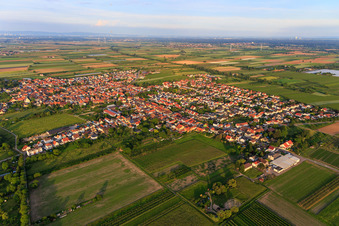 Vue aérienne de Vue de la ville depuis le nord-ouest à Meckenheim dans le département Rhénanie-Palatinat, Allemagne