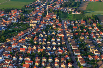 Vue aérienne de Église paroissiale catholique Saint-Léon-le-Grand à le quartier Rödersheim in Rödersheim-Gronau dans le département Rhénanie-Palatinat, Allemagne