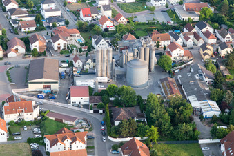Vue aérienne de Silos pour le stockage des céréales du moulin Deller à le quartier Hochdorf in Hochdorf-Assenheim dans le département Rhénanie-Palatinat, Allemagne