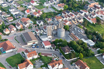 Vue aérienne de Silos pour le stockage des céréales du moulin Deller à le quartier Hochdorf in Hochdorf-Assenheim dans le département Rhénanie-Palatinat, Allemagne