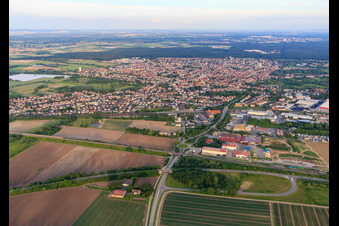 Vue aérienne de Vue de la ville depuis le nord-ouest à Schifferstadt dans le département Rhénanie-Palatinat, Allemagne