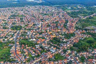 Vue aérienne de Vue de la ville depuis le nord à Schifferstadt dans le département Rhénanie-Palatinat, Allemagne
