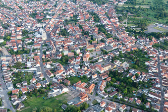 Vue aérienne de Vue des rues et des maisons dans les quartiers résidentiels à Schifferstadt dans le département Rhénanie-Palatinat, Allemagne