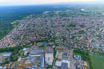 Vue aérienne de Vue de la ville depuis l'est à Schifferstadt dans le département Rhénanie-Palatinat, Allemagne
