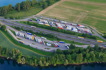 Vue aérienne de Parking de l'autoroute Spitzenrheinhof sur l'A61 à Speyer dans le département Rhénanie-Palatinat, Allemagne