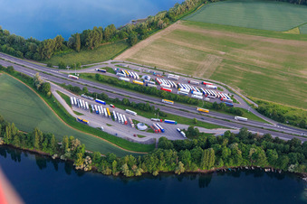 Vue aérienne de Parking de l'autoroute Spitzenrheinhof sur l'A61 à Speyer dans le département Rhénanie-Palatinat, Allemagne