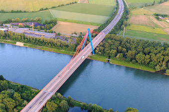 Vue aérienne de Pont autoroutier de Spire pour l'A61 sur le Rhin à Otterstadt dans le département Rhénanie-Palatinat, Allemagne