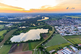Vue aérienne de Le Blausee vu de l'est à Altlußheim dans le département Bade-Wurtemberg, Allemagne