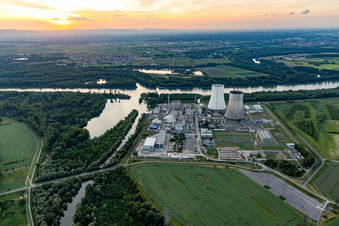 Vue aérienne de Réacteurs et installations partiellement déclassés de la centrale nucléaire - Centrale nucléaire NPP EnBW Kernkraft GmbH, centrale nucléaire Philippsburg à Philippsburg dans le département Bade-Wurtemberg, Allemagne