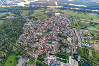 Vue aérienne de Vue d'ensemble de la ville depuis l'est à le quartier Rheinsheim in Philippsburg dans le département Bade-Wurtemberg, Allemagne