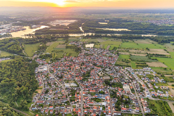 Vue aérienne de Vue d'ensemble de la ville de l'est jusqu'au Rhin au coucher du soleil à le quartier Rheinsheim in Philippsburg dans le département Bade-Wurtemberg, Allemagne