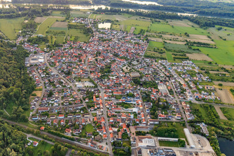 Vue aérienne de Vue d'ensemble de la ville depuis l'est à le quartier Rheinsheim in Philippsburg dans le département Bade-Wurtemberg, Allemagne