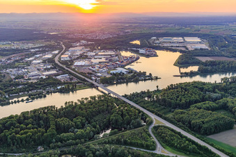Vue aérienne de Pont sur le Rhin de la B36 et port à le quartier Rheinsheim in Philippsburg dans le département Bade-Wurtemberg, Allemagne