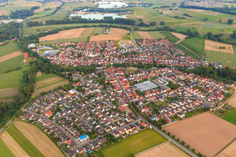Vue aérienne de Vue d'ensemble du village depuis le nord à Kuhardt dans le département Rhénanie-Palatinat, Allemagne