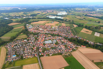 Vue aérienne de Vue d'ensemble du village depuis le nord à Kuhardt dans le département Rhénanie-Palatinat, Allemagne