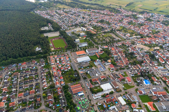 Vue aérienne de Vue de la ville depuis l'est à Rülzheim dans le département Rhénanie-Palatinat, Allemagne
