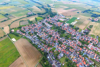 Vue aérienne de Vue de la ville depuis le sud-ouest à Minfeld dans le département Rhénanie-Palatinat, Allemagne