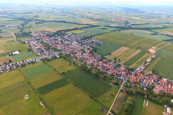 Vue aérienne de Vue de la ville depuis le sud-ouest à Freckenfeld dans le département Rhénanie-Palatinat, Allemagne