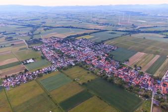 Vue aérienne de Vue de la ville depuis le sud-ouest à Freckenfeld dans le département Rhénanie-Palatinat, Allemagne