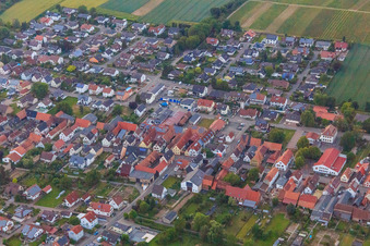 Rue principale à Freckenfeld dans le département Rhénanie-Palatinat, Allemagne vue du ciel