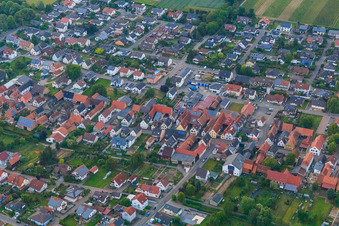 Enregistrement par drone de Rue principale à Freckenfeld dans le département Rhénanie-Palatinat, Allemagne