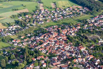 Vue aérienne de Vue du village en bordure des champs agricoles et des terres agricoles à le quartier Untermudau in Mudau dans le département Bade-Wurtemberg, Allemagne
