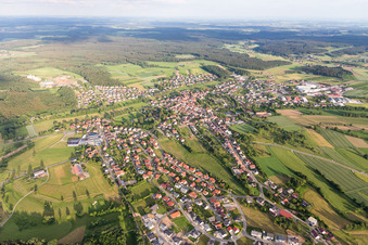 Vue aérienne de Vue du village en bordure des champs agricoles et des terres agricoles à le quartier Untermudau in Mudau dans le département Bade-Wurtemberg, Allemagne