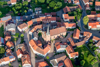 Vue aérienne de Église fortifiée de Saint-Pancrace au centre du village à le quartier Untermudau in Mudau dans le département Bade-Wurtemberg, Allemagne