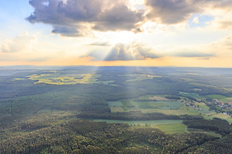Vue aérienne de Nuages au-dessus de l'Odenwald depuis l'est à le quartier Auerbach in Mudau dans le département Bade-Wurtemberg, Allemagne