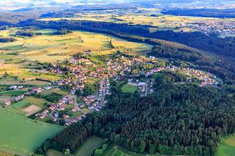 Vue aérienne de Vue du village depuis le nord à le quartier Trienz in Fahrenbach dans le département Bade-Wurtemberg, Allemagne