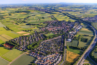 Vue aérienne de Klein-Winternheim dans le département Rhénanie-Palatinat, Allemagne