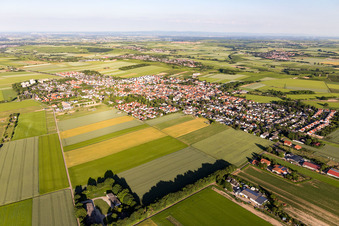 Vue aérienne de Vue du village en bordure des champs agricoles et des terres agricoles-Ebersheim à le quartier Ebersheim in Mainz dans le département Rhénanie-Palatinat, Allemagne