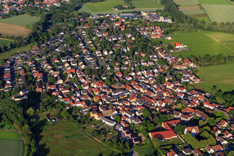 Vue aérienne de Vue de la ville depuis l'ouest à Hahnheim dans le département Rhénanie-Palatinat, Allemagne