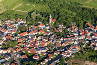 Vue aérienne de Bâtiment d'église sur le Kirchberg au centre du village à le quartier Heßloch in Dittelsheim-Heßloch dans le département Rhénanie-Palatinat, Allemagne