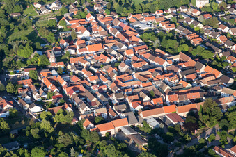 Vue aérienne de Vue sur le village à Gundheim dans le département Rhénanie-Palatinat, Allemagne