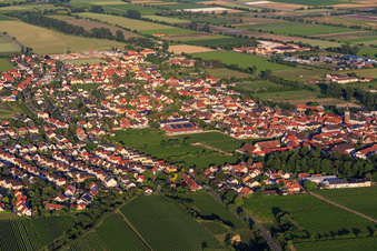 Vue aérienne de Dirmstein dans le département Rhénanie-Palatinat, Allemagne