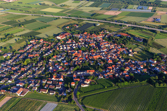 Vue aérienne de Vue de la ville depuis le nord-ouest à Laumersheim dans le département Rhénanie-Palatinat, Allemagne