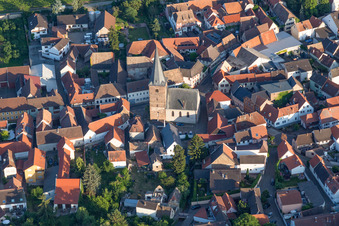 Vue aérienne de Église protestante au centre du village à Großkarlbach dans le département Rhénanie-Palatinat, Allemagne