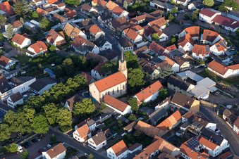 Vue aérienne de Église protestante Sainte-Marie au centre du village à Erpolzheim dans le département Rhénanie-Palatinat, Allemagne