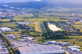 Vue aérienne de Piste 26 de l'aéroport Bad Dürkheim - EDRF depuis l'est à Bad Dürkheim dans le département Rhénanie-Palatinat, Allemagne